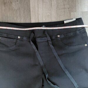 St. John's Bay Womens Pull-On Short with Draw String Size Medium